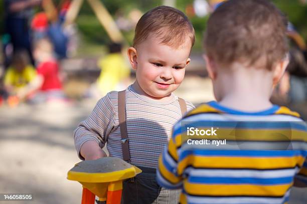 No Parque Infantil - Fotografias de stock e mais imagens de Areal - Areal, Cara a Cara, Criança pequena