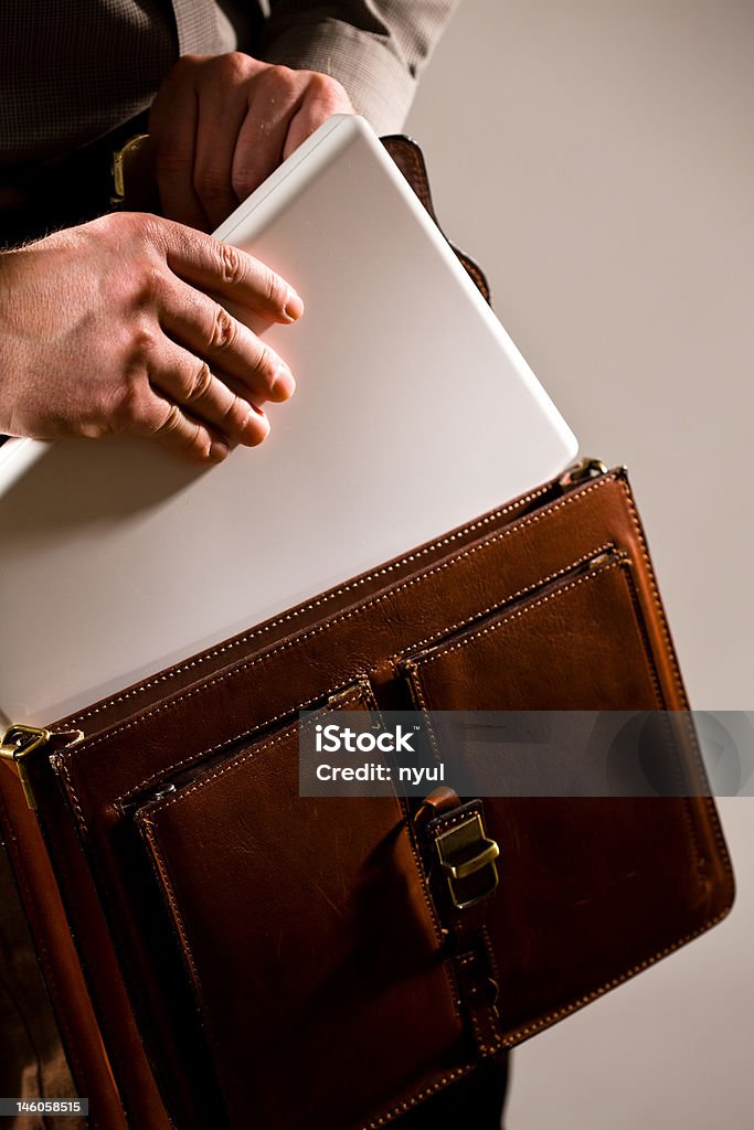 Empresário tomando o laptop de caso - Foto de stock de A caminho royalty-free