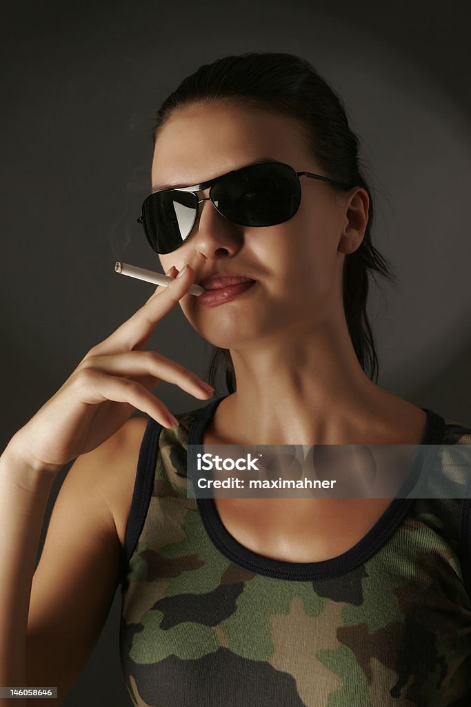 Menina Sensual em camuflagem com cigarro - Foto de stock de Acessório royalty-free