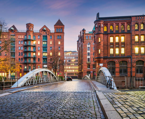 historic red brick buildings and cobblestone holländischer brook fleet bridge in hamburg, germany - harbour city imagens e fotografias de stock