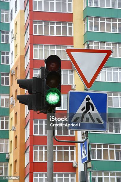 交通信号 - バルコニーのストックフォトや画像を多数ご用意 - バルコニー, 三角形, 交差道路標識