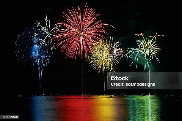 Colorato Fuochi Dartificio Sul Lago - Fotografie stock e altre immagini di 4 Luglio - 4 Luglio, Acqua, Acqua stagnante