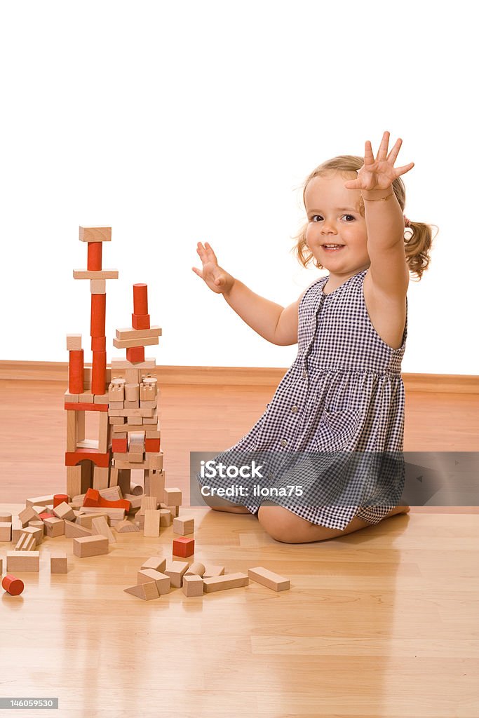 Niña feliz con bloques de madera - Foto de stock de Escuela preescolar libre de derechos