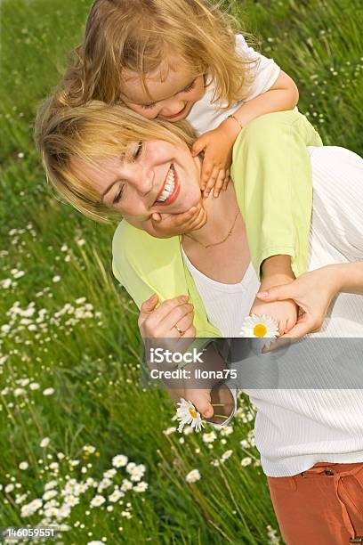 Photo libre de droit de Heureux Fleur Cueillir banque d'images et plus d'images libres de droit de Activité de loisirs - Activité de loisirs, Adulte, Amour