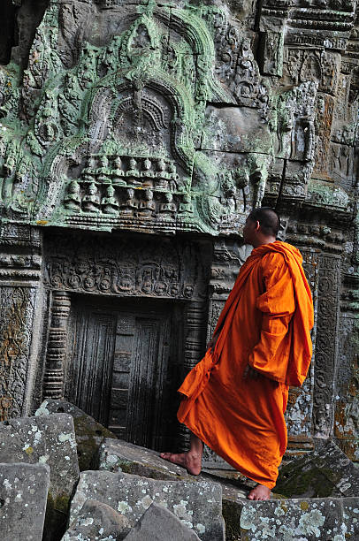 カンボジアアンコールモンク、タプローム寺院 - cambodia monk buddhism angkor wat ストックフォトと画像