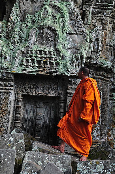 camboja angkor monk no templo ta prohm - cambodia monk buddhism angkor wat - fotografias e filmes do acervo