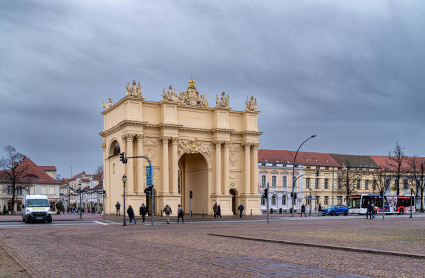 brandenburger tor potsdam, brandenburg gate - winter city germany brandenburg stock-fotos und bilder