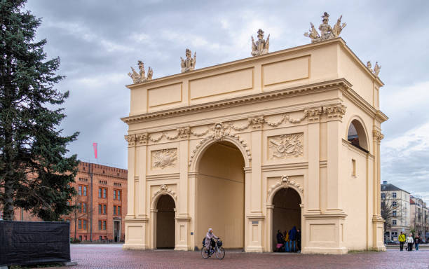 бранденбургский тор потсдам, бранденбургские ворота - winter city germany brandenburg стоковые фото и изображения