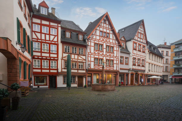 istock Kirschgarten Square with half-timbered buildings - Mainz, Germany 1460598494