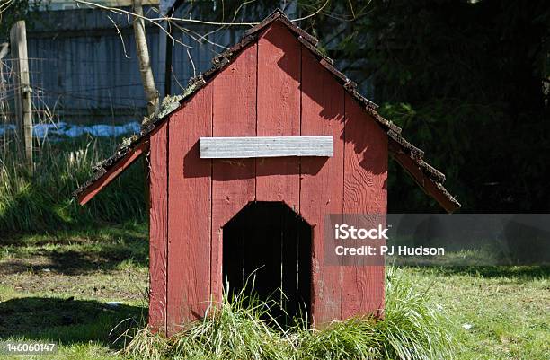 Czerwony Dog House - zdjęcia stockowe i więcej obrazów Bez ludzi - Bez ludzi, Buda, Chatka