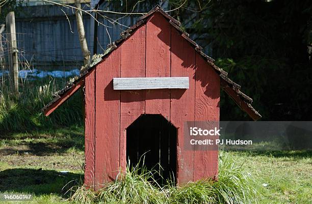 Foto de Casa De Cachorro Vermelho e mais fotos de stock de Canil - Equipamento para animal de estimação - Canil - Equipamento para animal de estimação, Choupana, Estrutura construída