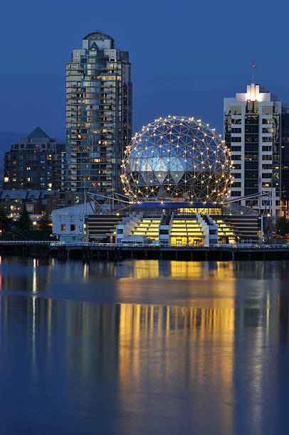 Dôme géodésique du science world de vancouver, scène de nuit - Photo