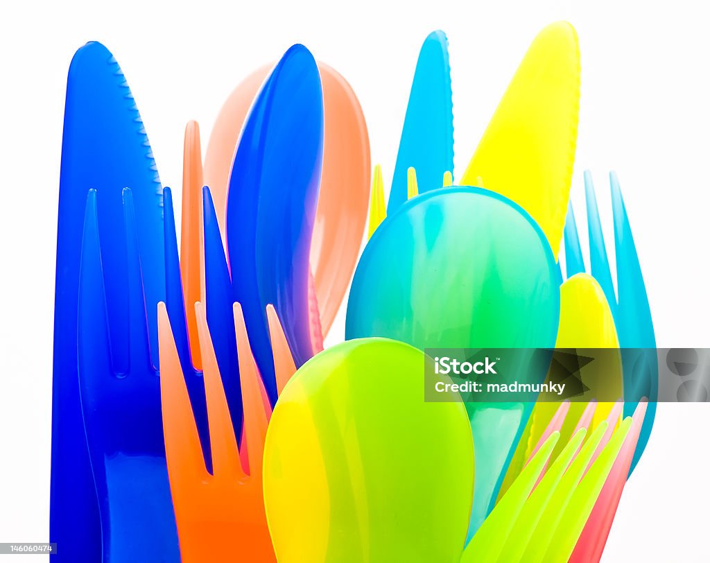 Plástico coloridas Knifes, horquillas y Spoons - Foto de stock de Cubiertos de plástico libre de derechos
