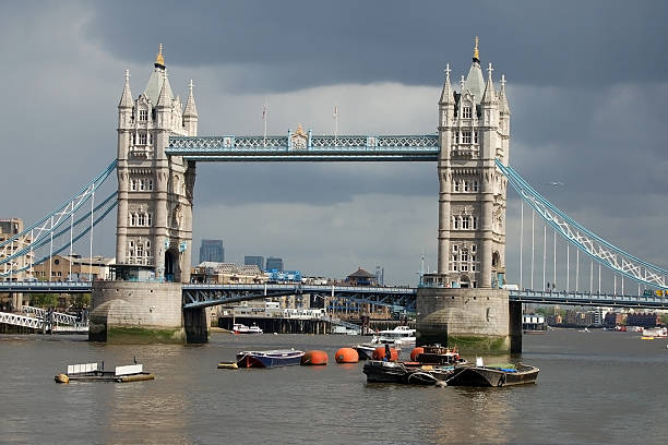 tower bridge in un pomeriggio di pioggia - victorian style england architectural styles passenger craft foto e immagini stock