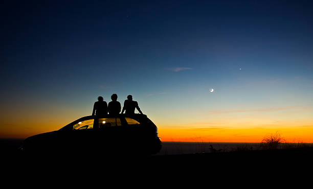 Friends Two people sitting on a car during sunset silhouette lounge stock pictures, royalty-free photos & images