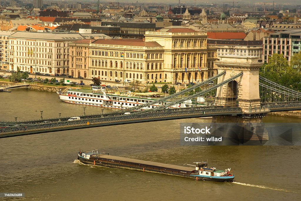 O navio passa pelo Danúbio, Budapeste - Foto de stock de Arca royalty-free