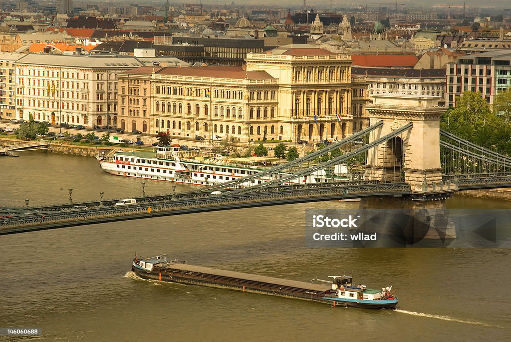 Грузовой корабль движется через Дунай в Будапеште - Стоковые фото Архитектура роялти-фри