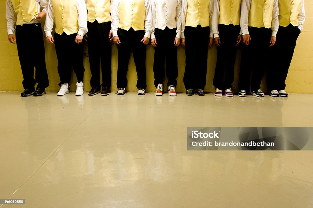 벽 groomsmen 대한 - 로열티 프리 스포츠 신발 스톡 사진