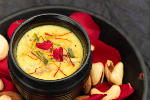 kesar badam thandai preparado com sementes de erva-doce, frutas secas, cardamomo, bhang, badam, kaju, pista, açafrão, kesar, especiarias, bebidas é apreciado em holi, mahashivratri, holla mahalla, festival diwali - energy booster - fotografias e filmes do acervo