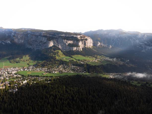 widok w kierunku szwajcarskiej wioski alpejskiej flims laax z caumasee w gryzonii, gryzonii, szwajcarii, szwajcarii, europy - graubunden canton obrazy zdjęcia i obrazy z banku zdjęć