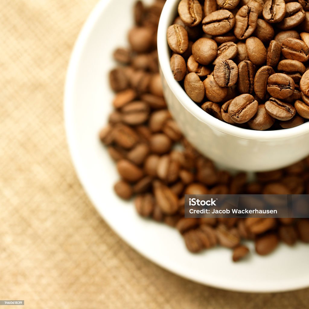 カップブラウンのコーヒー豆 - いっぱいになるのロイヤリティフリーストックフォト