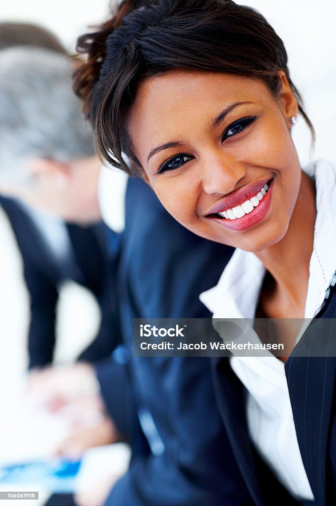 Крупный план молодая Деловая женщина с коллегами в фоновом режиме - Стоковые фото Бизнес роялти-фри