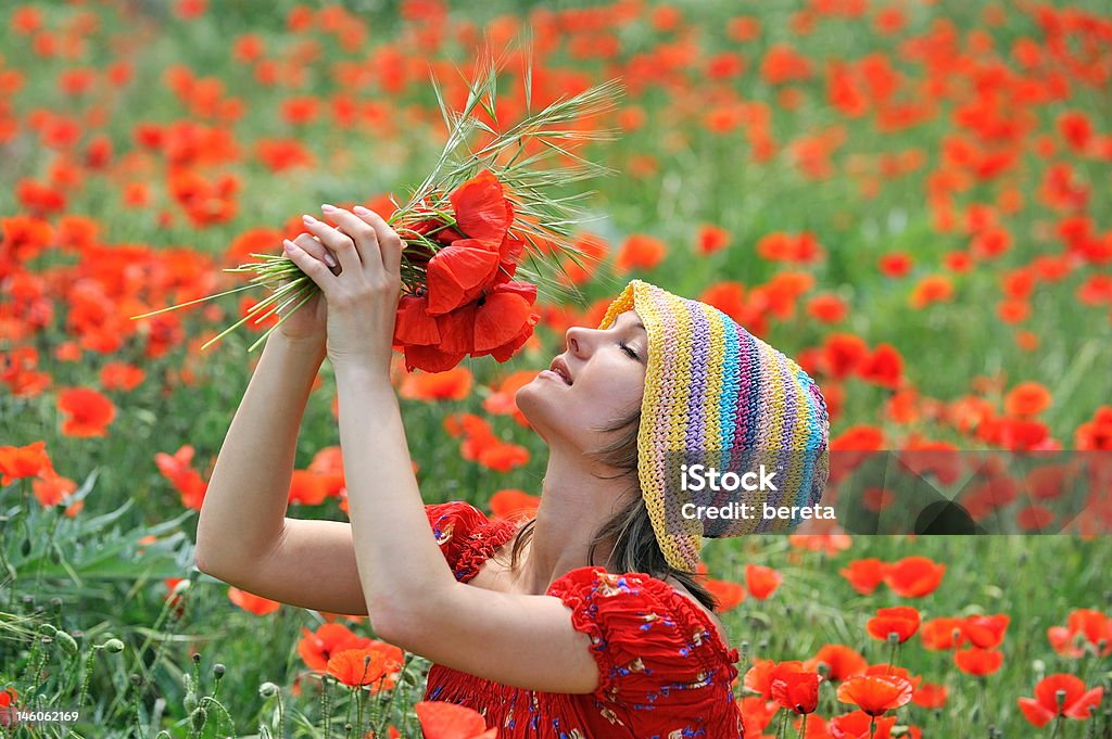 Schöne Mädchen auf dem Feld mit poppies - Lizenzfrei Attraktive Frau Stock-Foto