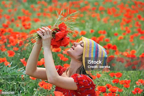 Schöne Mädchen Auf Dem Feld Mit Poppies Stockfoto und mehr Bilder von Attraktive Frau - Attraktive Frau, Betrachtung, Blume