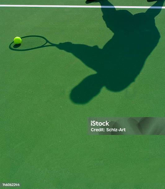 Теннисный Игрок Shadow — стоковые фотографии и другие картинки Без людей - Без людей, Вертикальный, Зелёный цвет
