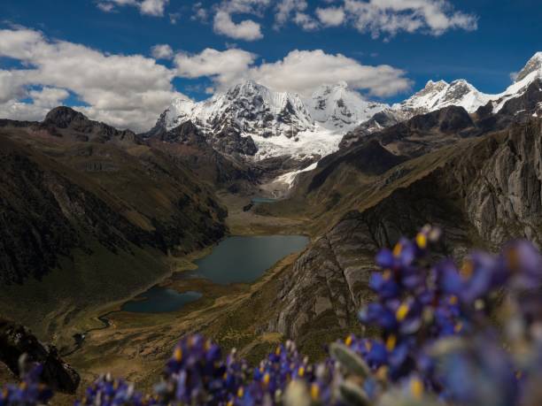 panorama aéreo da montanha dos andes jirishanca camp jahuacocha lago cordilheira huayhuash circuito ancash peru américa do sul - mountain peru cordillera blanca mountain range - fotografias e filmes do acervo