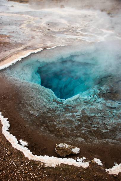 turquoise bleu vif bouillant étang naturel géothermique volcanique lac de piscine à geysir haukadalur golden circle islande - sulphur landscape fumarole heat photos et images de collection