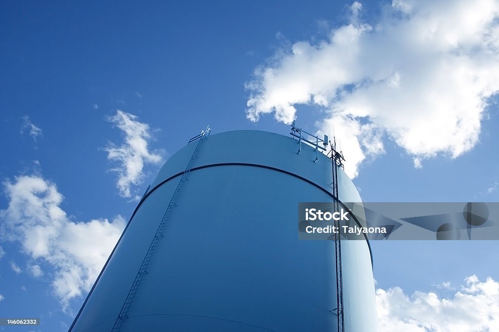 Cilíndrico torre de almacenamiento - Foto de stock de Gas natural libre de derechos