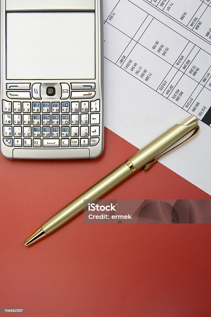 finance équilibre avec stylo et téléphone or - Photo de Acheter libre de droits