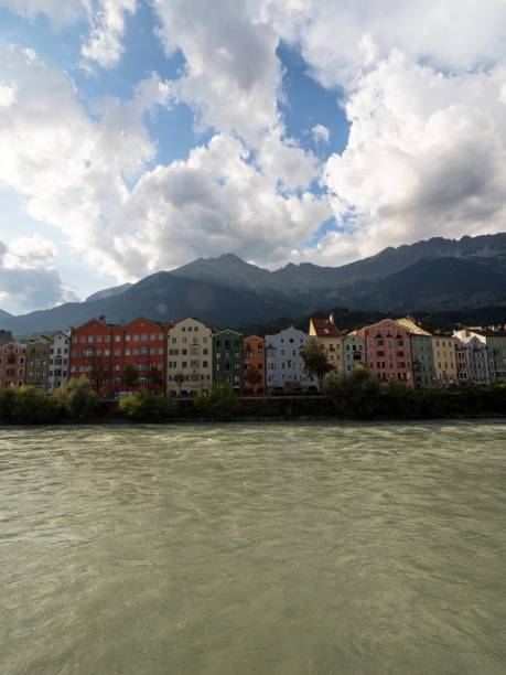 panorama de maisons colorées architecture historique inn rivière de la place du marché marktplatz innsbruck tyrol autriche alpes - mariahilfstrasse photos et images de collection