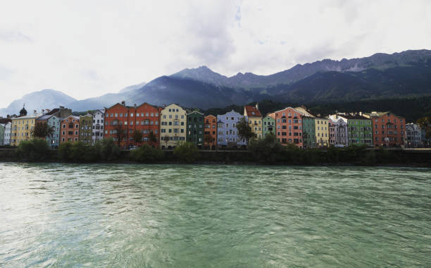 panorama de casas coloridas arquitetura histórica inn rio da praça do mercado marktplatz innsbruck tirol áustria alpes - mariahilfstrasse - fotografias e filmes do acervo