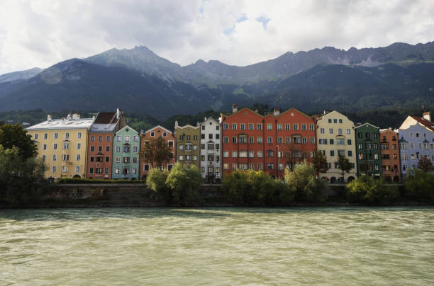 panorama de casas coloridas arquitetura histórica inn rio da praça do mercado marktplatz innsbruck tirol áustria alpes - mariahilfstrasse - fotografias e filmes do acervo