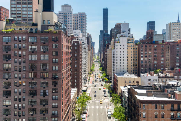 вид сверху первая авеню с движением транспорта через здания манхэттена в нью-йорке, вид с трамвая острова рузвельта - taxi new york city traffic busy стоковые фото и изображения