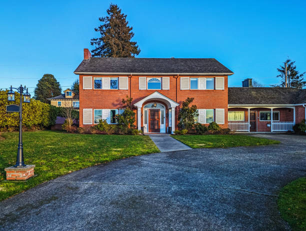 アメリカの赤レンガコロニアルスタイルの郊外の家 - driveway colonial style house residential structure ストックフォトと画像