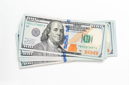 Papel moneda americano, moneda, dólares en efectivo sobre blanco. Primer plano. Conceptos de finanzas, pagos, comercio, transacciones financieras photo