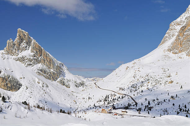 istock Falzarego and Valparola Passes (Dolomites - Italy) 146066098