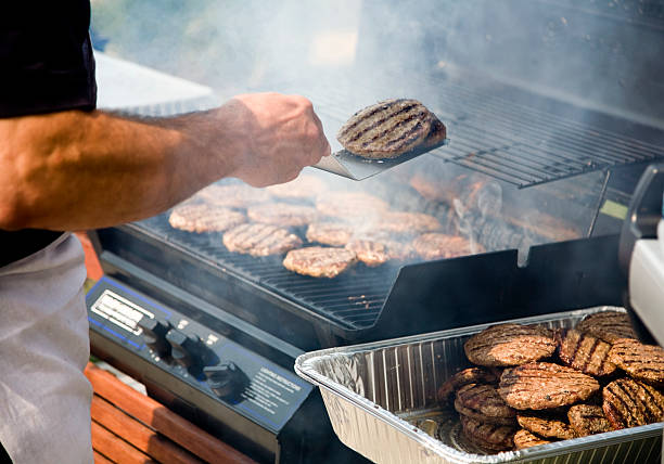 persona cuando se lanza hamburguesas durante bbq - grilled broiling outdoors horizontal fotografías e imágenes de stock