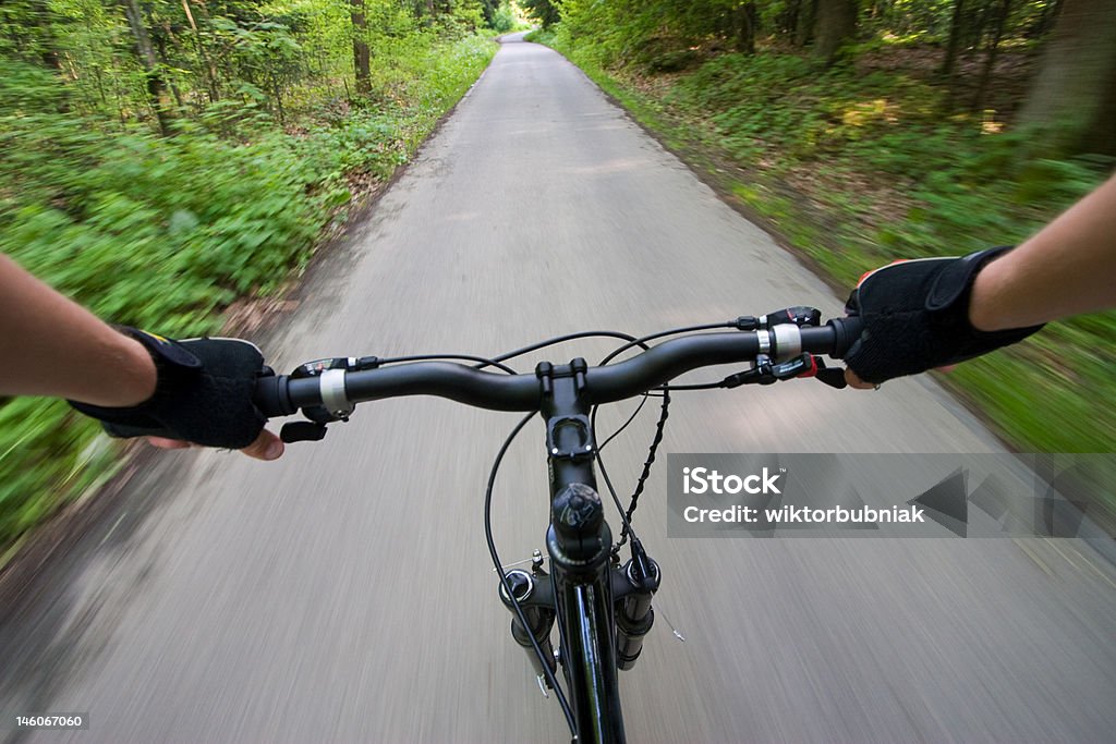 Andar en bicicleta en la calle en el bosque - Foto de stock de Actividad libre de derechos