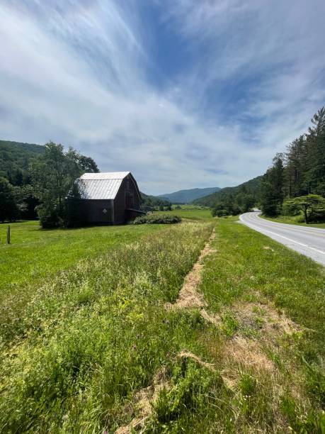 istock Rural countryside with barn in Vermont 1460672157