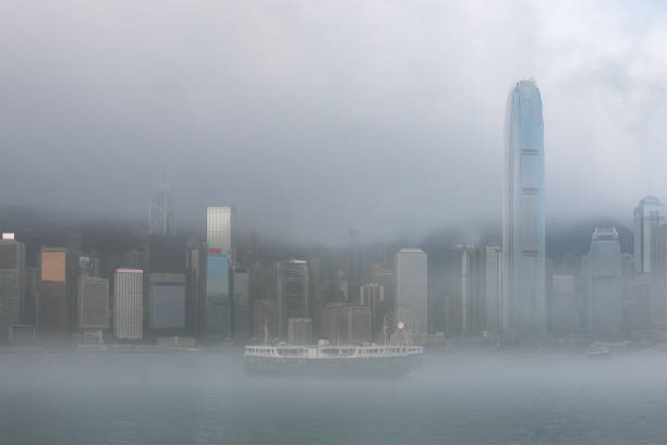 sceneria portu wiktorii w hongkongu we mgle - lee ferry zdjęcia i obrazy z banku zdjęć