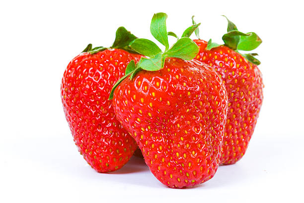 Tres fresas aislado sobre un blanco - foto de stock