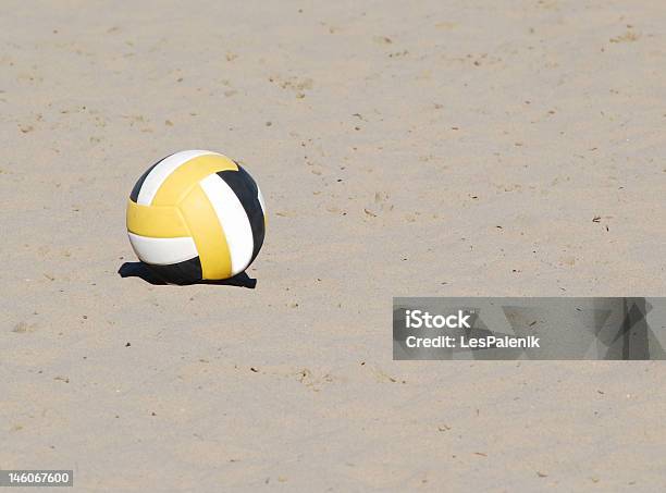 Pelota De Voleibol De Playa Foto de stock y más banco de imágenes de Aire libre - Aire libre, Amarillo - Color, Arena