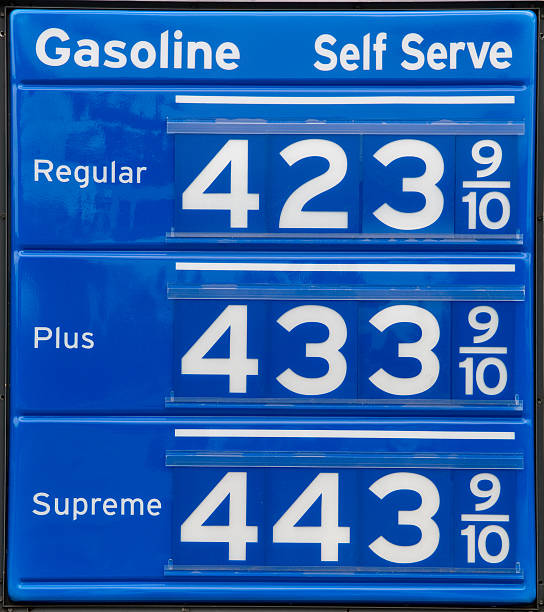 높은 가격 가스 팻말 - gasoline gas station labeling fuel and power generation 뉴스 사진 이미지