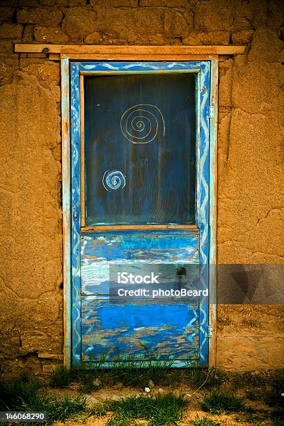 Taos Пуэбло Дверь — стоковые фотографии и другие картинки Аборигенная культура - Аборигенная культура, Американская культура, Антиквариат