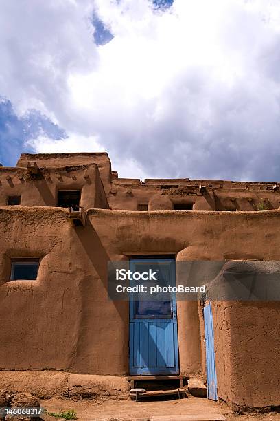 Taos Pueblo Stockfoto und mehr Bilder von Lehmziegel - Lehmziegel, New Mexico, Wohnhaus