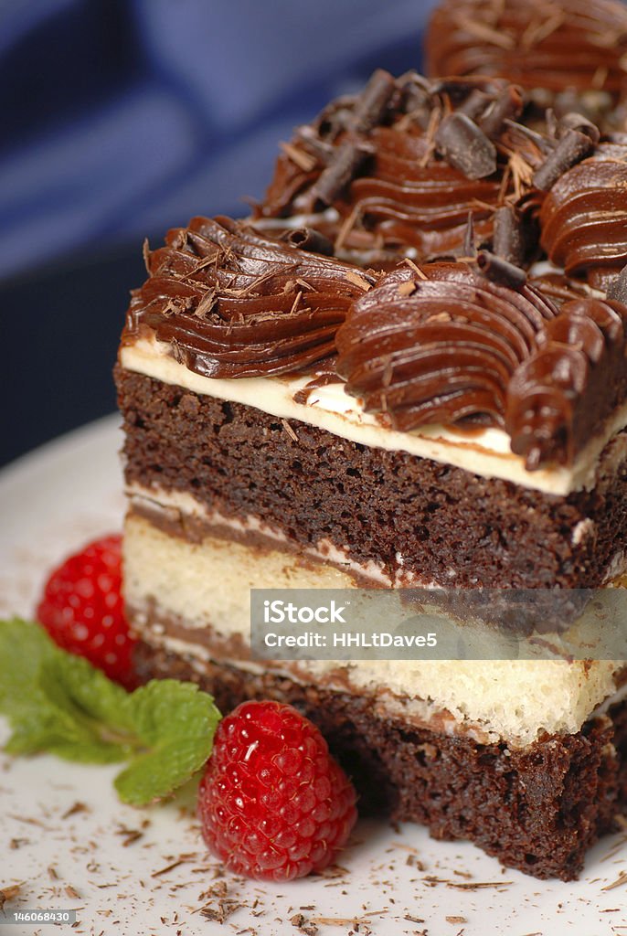Trozo de tarta de capas de frambuesas y chocolate - Foto de stock de Alcorza libre de derechos